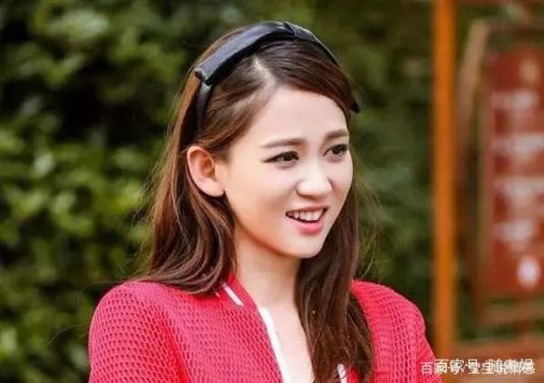 陈乔恩素颜赶飞机，原来发际线这么高！网友：感觉不是一个人，你怎么看？