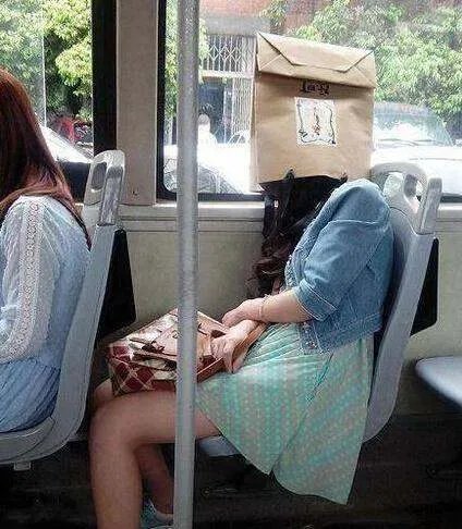 ​女子公交车上熟睡，男子忍不住伸了手，你怎么看？