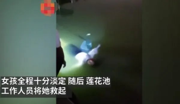 女孩落水冷静漂浮自救是怎么回事？