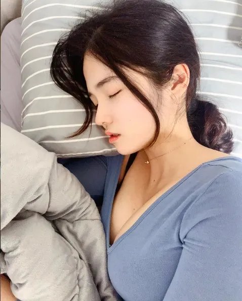 想被治疗！南韩清纯小护士YuJu：工作服下的白皙欧派！