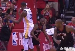 杜兰特偷袭卡佩拉，毫无巨星风范，网友怒喷欺软怕硬，对此你怎么看？