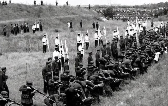 死刑犯被枪毙时，为什么要张开嘴巴？