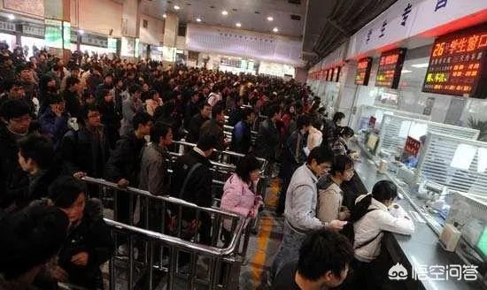 长春一男子火车站有偿插队代买票：每张20元，这是否违法，你怎么看？