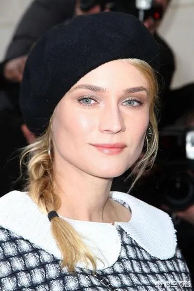 戴帽子的发型扎法？