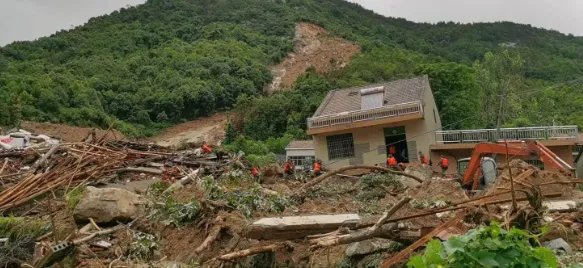 湖南麻阳受暴雨引发山体滑坡，道路中断房屋受损，造成的损失有多严重？