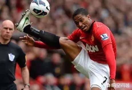 世界足坛有哪些著名的防守型前锋？