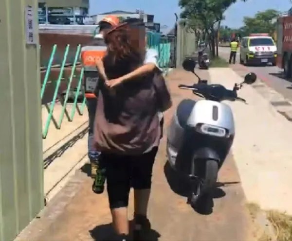 台媒采访多个目击者还原林志颖车祸经过！救援时发生了什么？