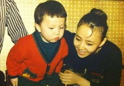 英如镝名字怎么讽刺了 英如镝和巴图有接触吗