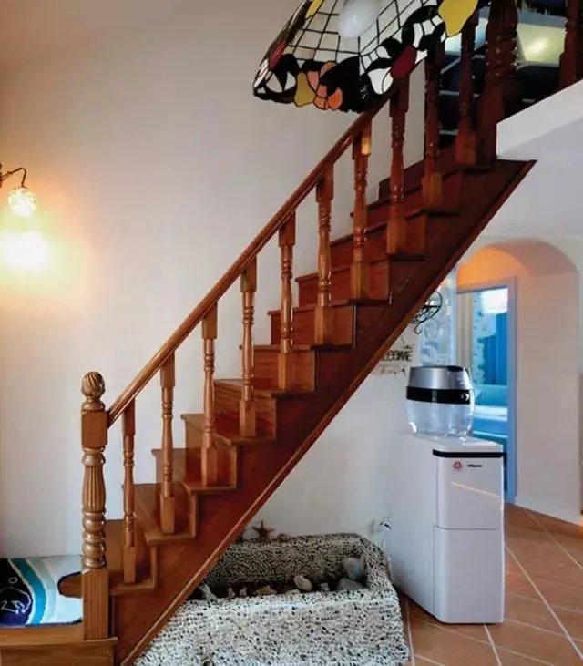 这样的楼梯，让人看了就忍不住想要拥有，我家的楼梯只能叫梯子！