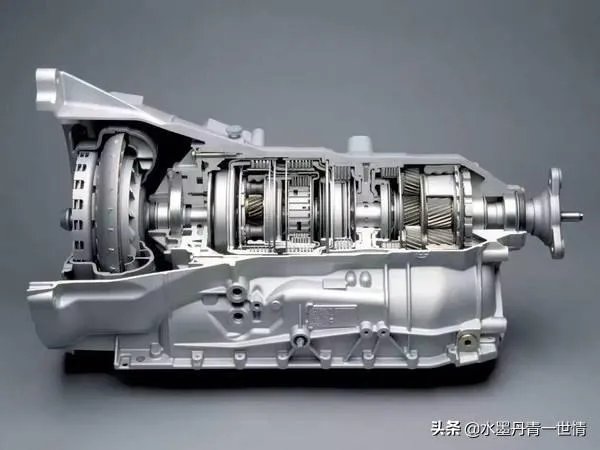 有时新闻上的自动挡汽车失控根本原因是不是油门当成刹车？