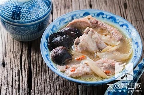 排骨汤怎样熬成白色？