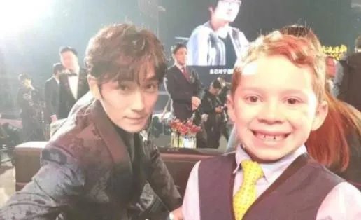 左边娜扎右边热巴什么情况:真相详情让人好不羡慕