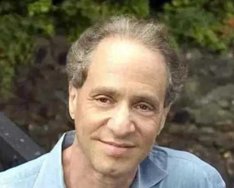 摩根·罗伯逊的介绍