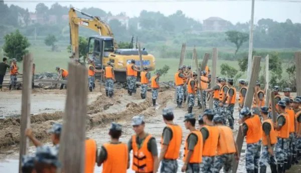 上千名空降兵封堵了哪里的200米河堤决口？