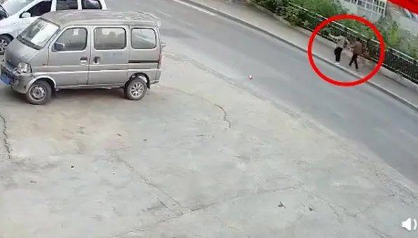 重庆武隆人行道垮塌行人掉入坑中是怎么回事？