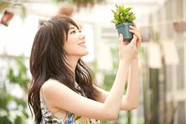 原央视主持人王冠近况如何？怎么离开后就没了音讯？