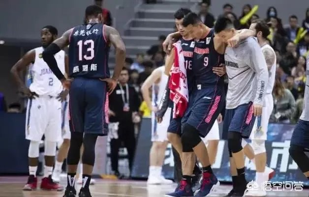 CBA开出新赛季第一张罚单，周鹏停赛一场，难道江苏主场就不应该对其进行处罚吗？