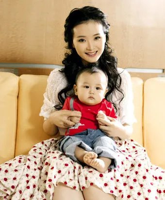 王艳素颜现身机场 揭秘王艳与房产大亨结缘