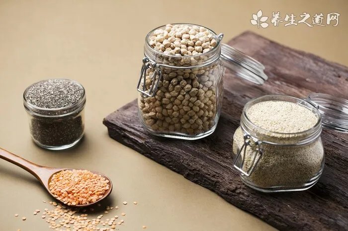 国医大师贺普仁钟爱针灸文物和古籍