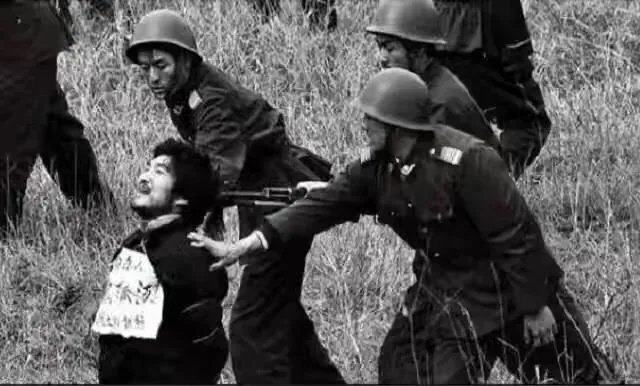 死刑犯被枪毙时，为什么要张开嘴巴？