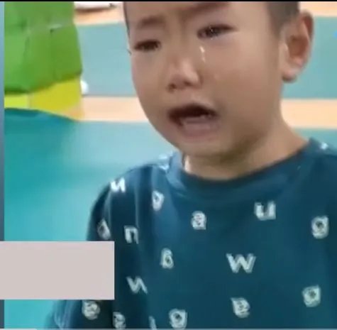 萌娃唱豫剧太入戏将自己唱哭，孩子为何入戏这么深？