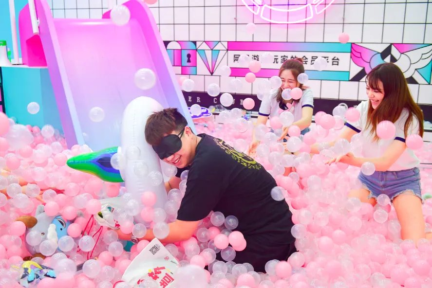 真情实感送福利!奇遇俱乐部CJ大型福利泳池受热捧