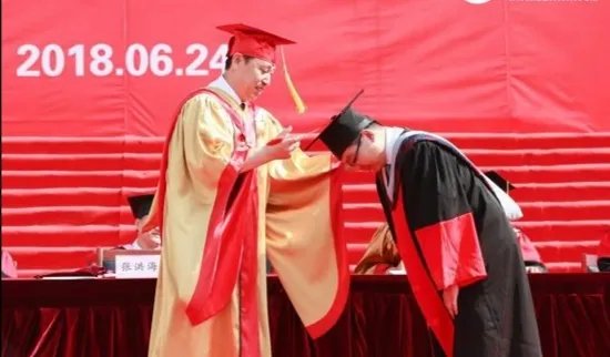 毕业生家中让爷爷拨穗，这会是最特别的毕业典礼吗？