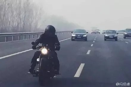 冯绍峰晒了个帅气的照片，结果摊上大事了！