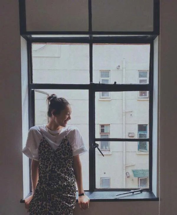 牛仔短裤配上什么衬衣，让刘雯看起来很有气质？