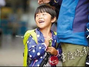 女童随父母游中国 中国最小背包客
