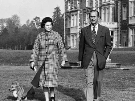 丈夫葬礼上94岁英女王车内抹泪，菲利普亲王比英女王大多少岁？