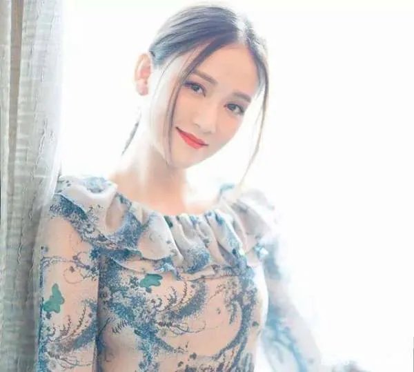 陈乔恩素颜赶飞机，原来发际线这么高！网友：感觉不是一个人，你怎么看？