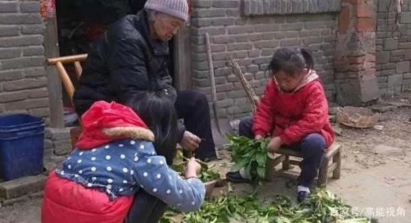 女子嫁贫困男子，家人极力反对，孩子患病后求娘家却被说活该，怎么办？