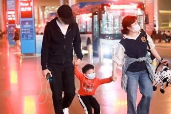 陈妍希为儿子庆生，陈晓罕见出镜，他们一家人的氛围如何？