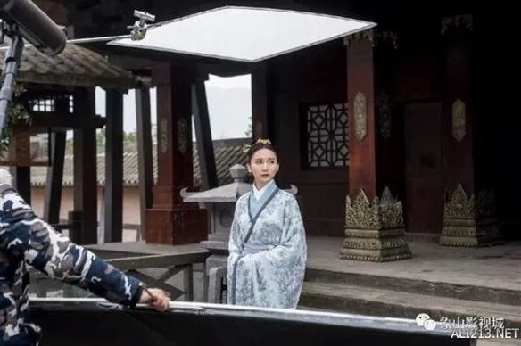 吓呆！女尊版《三国志》开拍 娇艳貂蝉竟变抠脚大汉