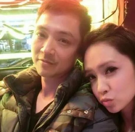 网传宋达民洪百榕已经离婚 女方逛街牵着孩子一脸愁苦