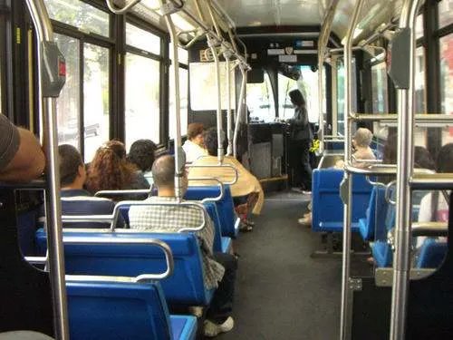 ​女子公交车上熟睡，男子忍不住伸了手，你怎么看？