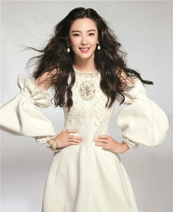 如何看待张雨绮帮工作人员追星王一博？