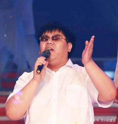 盲人杨光从万人捧到万人踩，背后到底经历了什么呢？