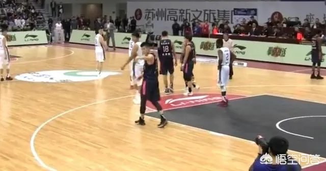 CBA开出新赛季第一张罚单，周鹏停赛一场，难道江苏主场就不应该对其进行处罚吗？