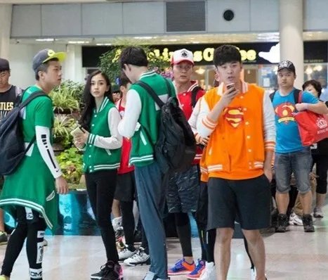 angelababy韩国人气超高 现身韩国机场被粉丝围堵