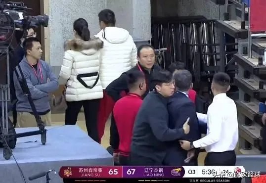 你如何看待江苏男篮主教练推搡球迷事件?当时发生了什么?