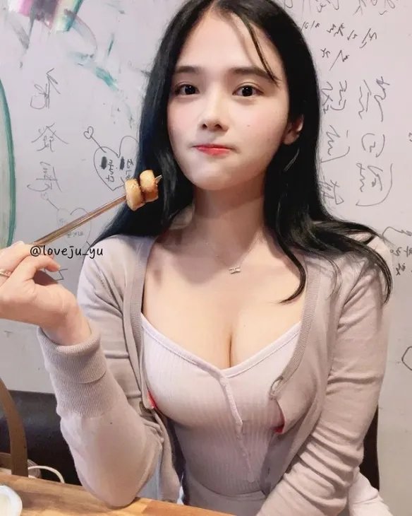 想被治疗！南韩清纯小护士YuJu：工作服下的白皙欧派！