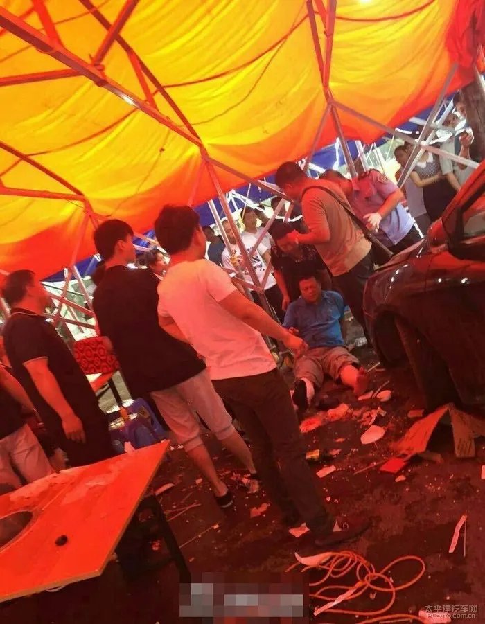 女司机两次油门当刹车撞入大排档