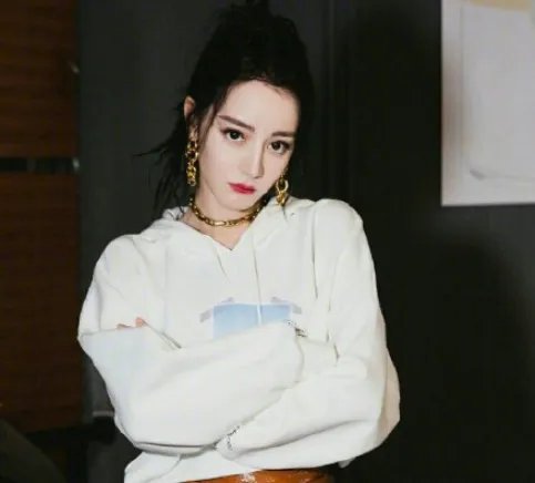 迪丽热巴脏辫叛逆感大片曝光，她这次的造型怎么样？