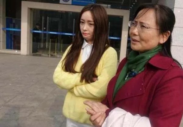 16岁少女曾因拒绝官二代追求，被其泼硫酸毁容，如今过得怎么样？