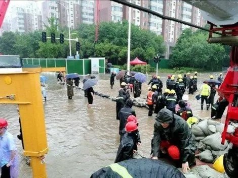 吴京拍戏又遇山洪，独自蹲在水边太危险，面临自然灾害我们该如何自救