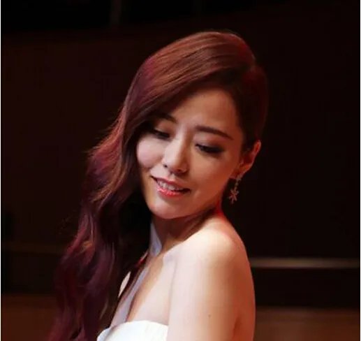 张靓颖整容前后照片对比 自曝素颜照力证无大小眼