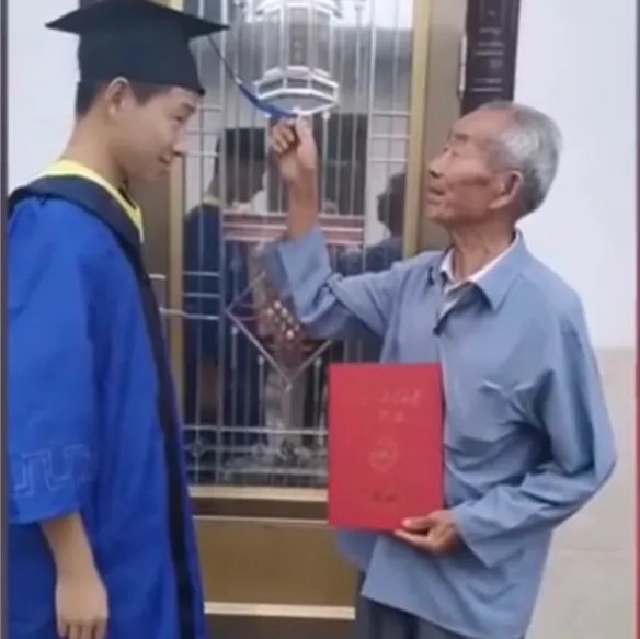 毕业生家中让爷爷拨穗，这会是最特别的毕业典礼吗？