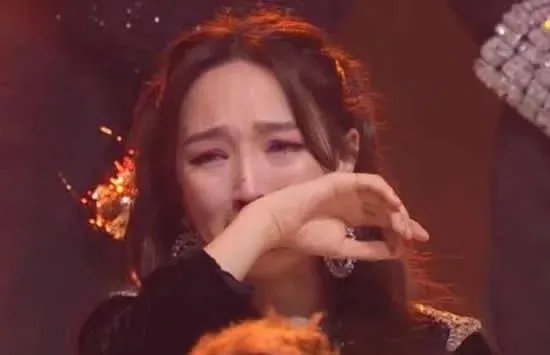 孟佳哭着看王霏霏，王霏霏这么有实力为何还会被淘汰？